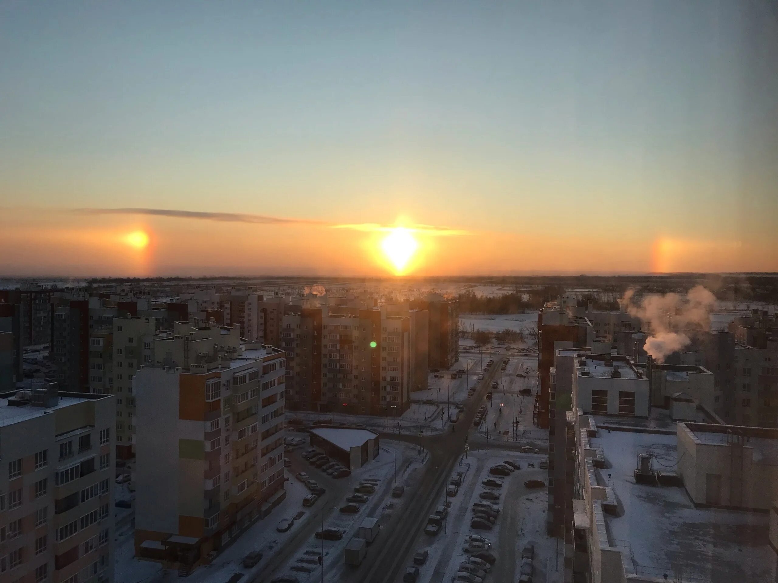 Гало 2 солнца. Гало 2023. Три солнца. Рассвет в городе.