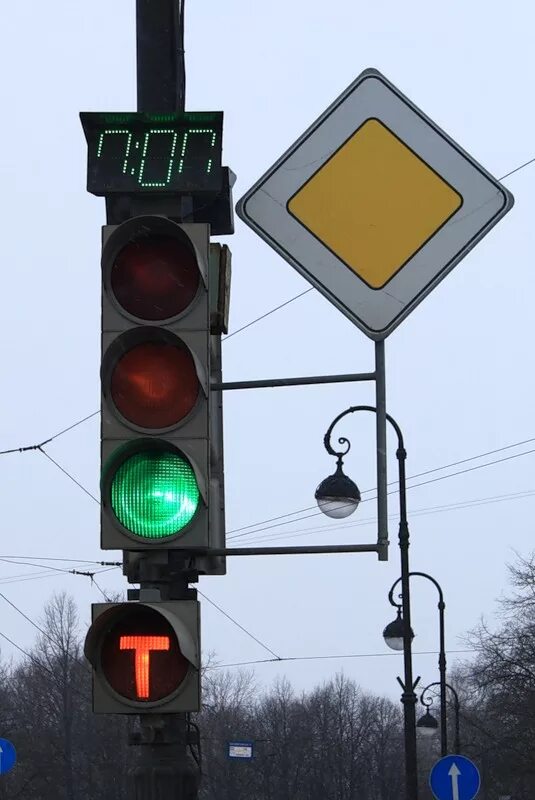 Светофор новгородская область. Автомобильный светофор. Трамвайный светофор. Светофор с цифрами. Светофор на улице.