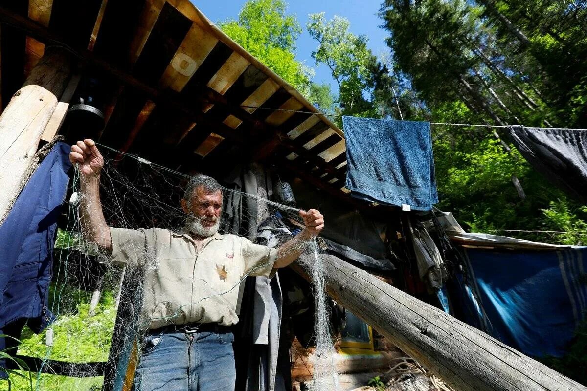 Как живут отшельники в сибири. Сибирь тайга отшельники. Виктор антипин марцинкевич отшельник. Алесь петрович отшельники. Хижины отшельников в тайге.