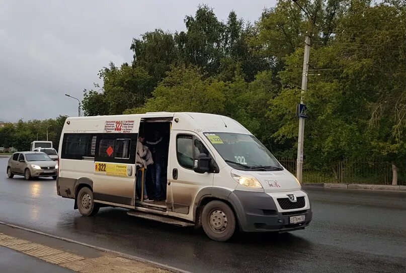 Едет в маршрутном такси. Маршрутный микроавтобус. маршрутка картинка. маршрутное такси фото. маршрутные бусики.