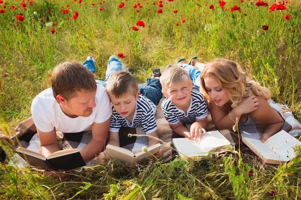 Фото семейное чтение. Лето дети. Школьники на природе. Чтение на природе. Дети и природа.
