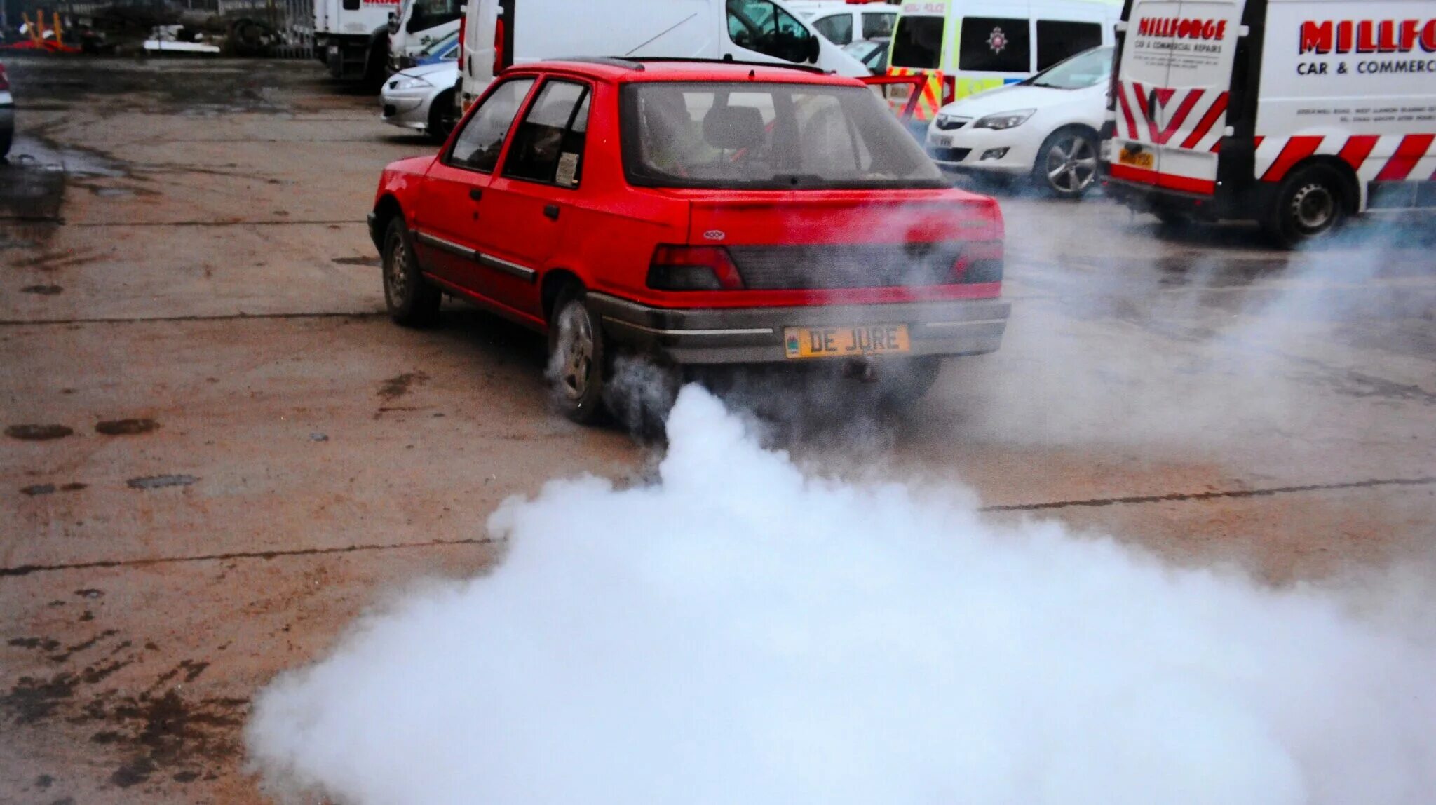 Сильно дымит из выхлопной. Выхлоп машины. Выхлопы автомобильных газов. Загрязнение выхлопными газами автомобилей. Машина дымит.