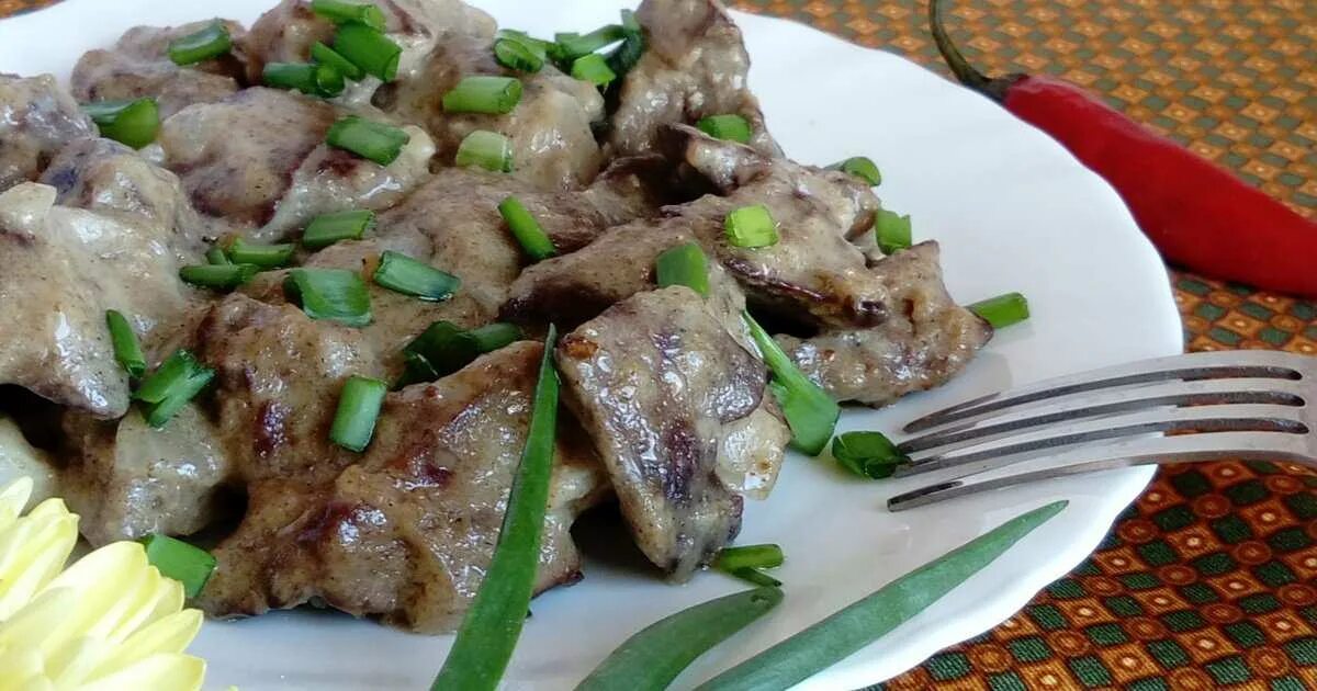 Куриная печень в сметанном соусе. Печень куриная тушеная. Куриная печень в сырном соусе. Печень в сырном соусе.