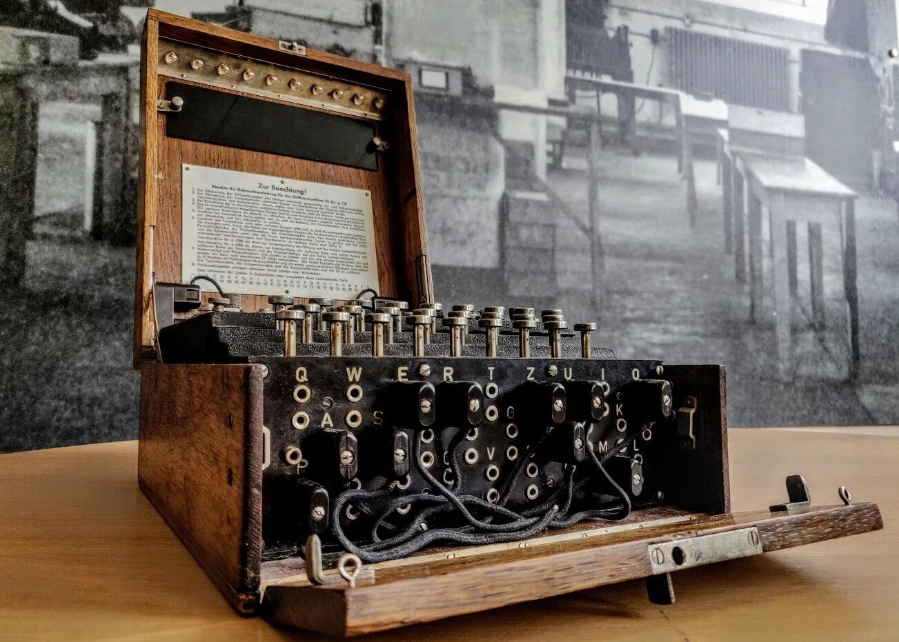 Энигма. Энигма шифровальная машина. переносная шифровальная машина enigma. блетчли парк шифровальные машины. энигма 1945.