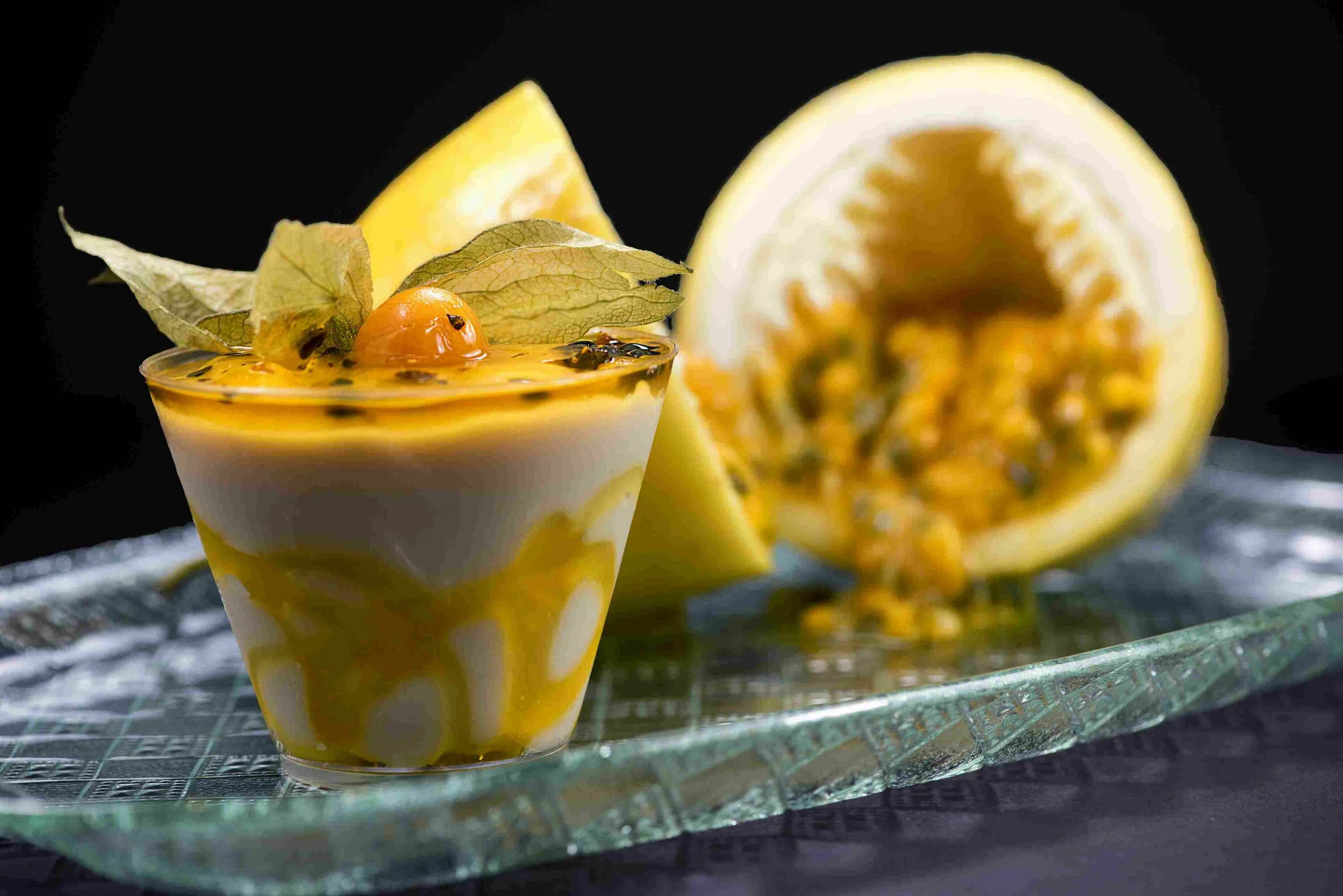 Passion fruit tini. Десерт манго маракуйя. Панакотта манго маракуйя. Коктейль манго маракуйя. Суфле манго маракуйя.