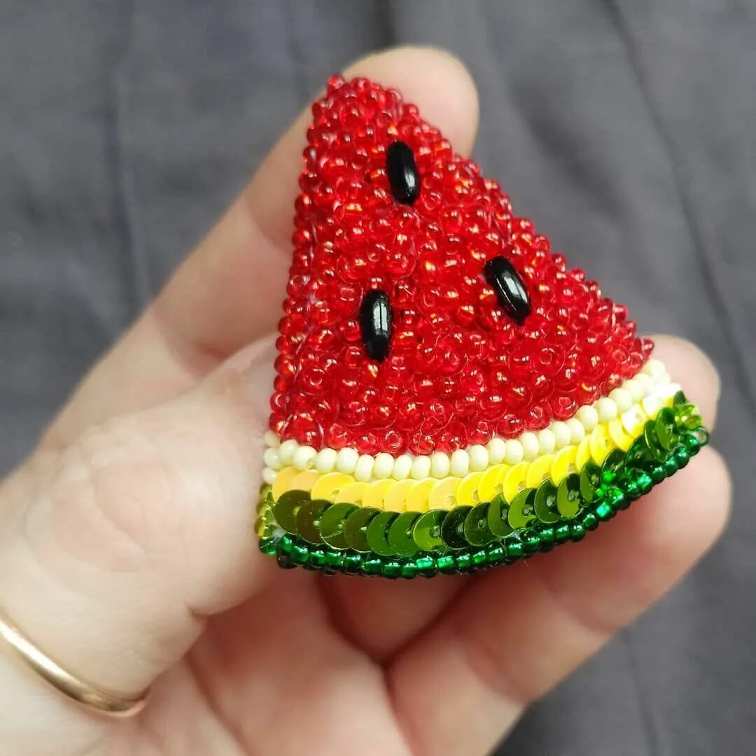Арбуз из бисера. Брошь арбуз из бисера. Брелок арбуз из бисера. Брошь арбузик из бисера. Брошь арбузная долька.