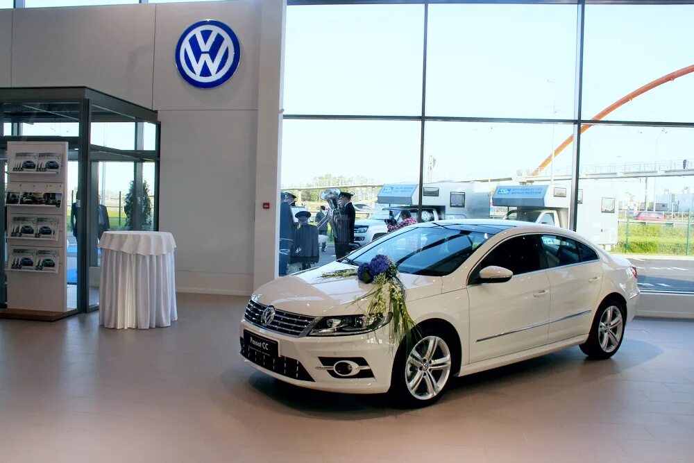 Фольксваген купить в москве у официального дилера. Volkswagen Passat в автосалоне. Автосалон Volkswagen СПБ.