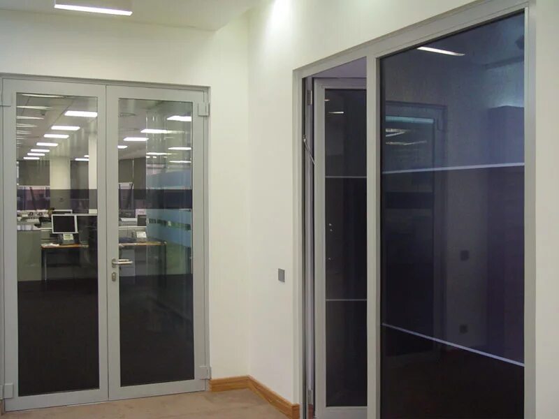 Купить офисные двери. Алюминиевые двери в офис. Алюминиевые двери офисные. Офисные двери пластиковые. Алюминиевые межкомнатные двери.