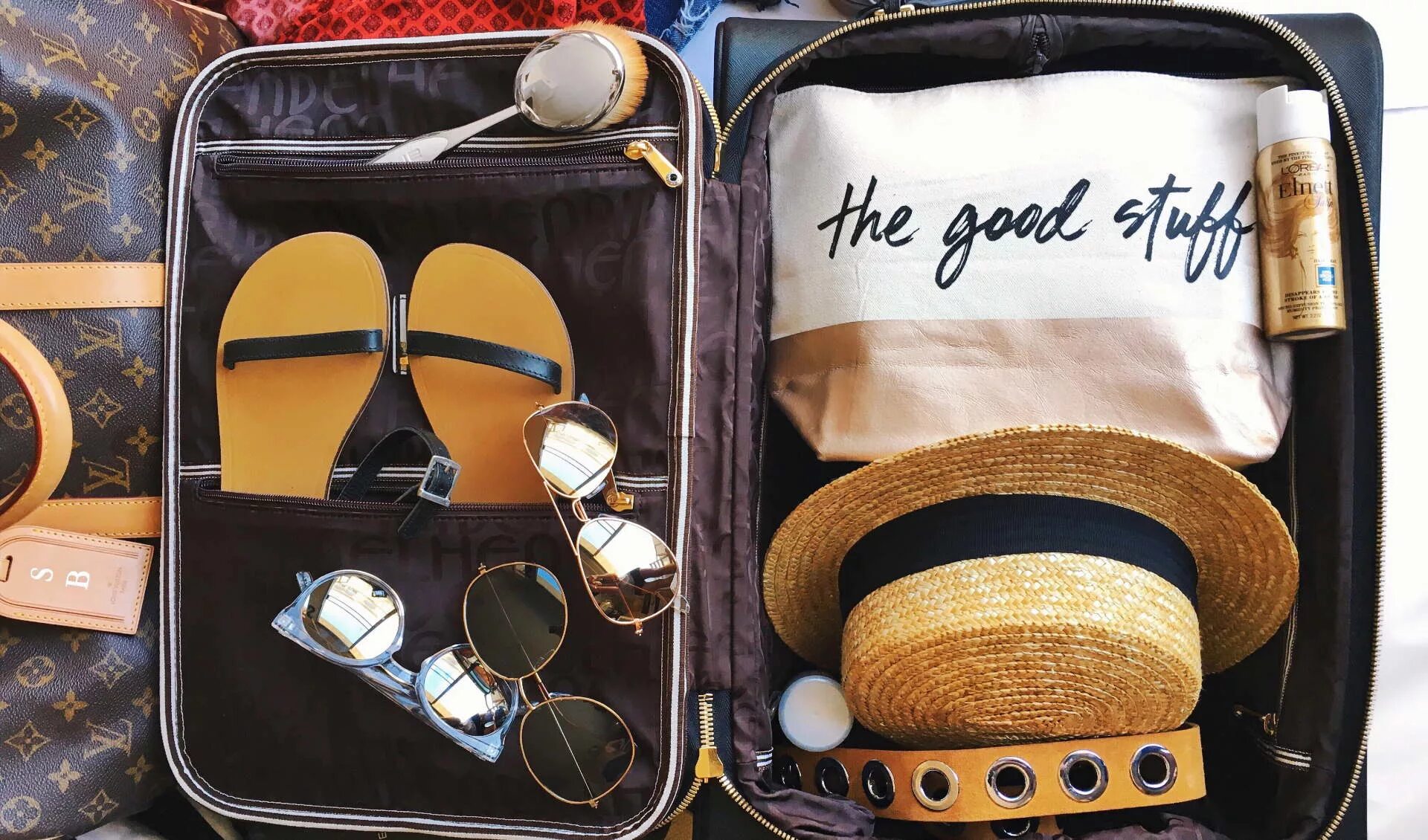 Летнее путешествие. Package travelling. Чемодан с вещами. Сумка для путешествий. Собранный чемодан.