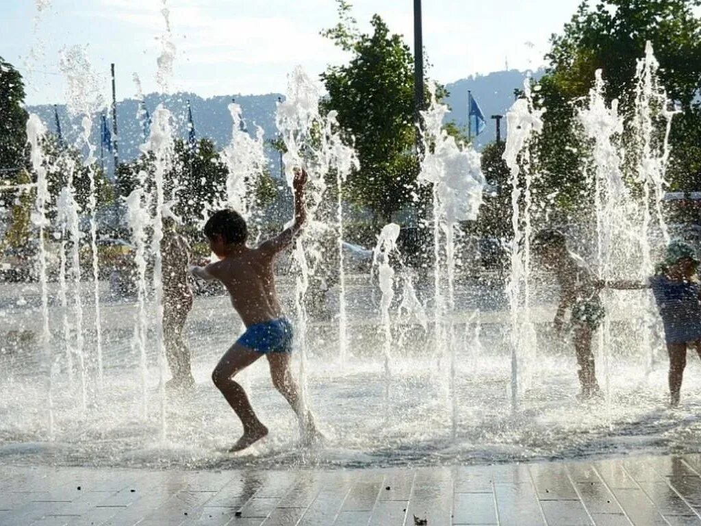 Жара фонтан. Сухой фонтан дети. Лето жара фонтаны. Люди у фонтана.
