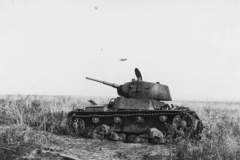 Как выглядел 1941 год German soldiers and a dead Soviet T-34 tanks in the village of Upper Kumsky. Wwi