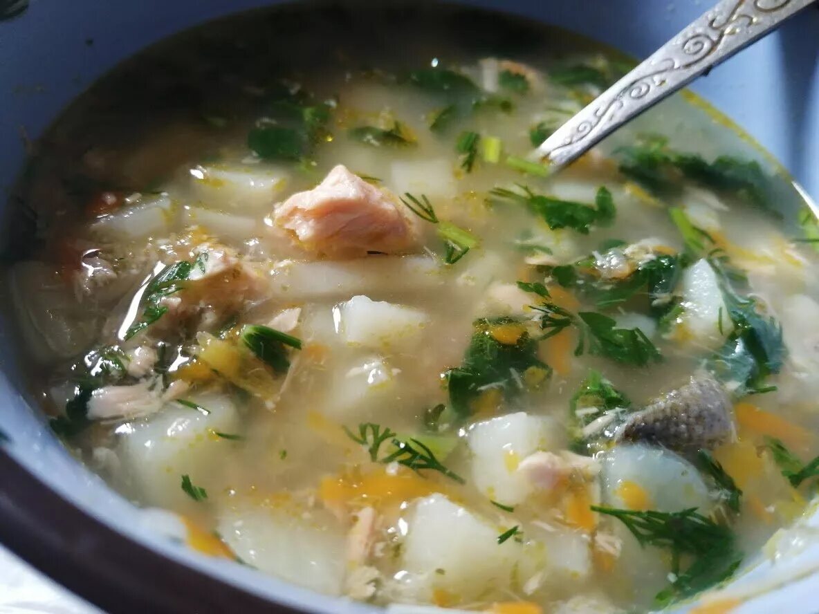 Приготовление рыбного супа из консервов. Рыбный суп. Суп с рыбными консервами. Суп из консервированного лосося. Сливочный рыбный суп из консервов.