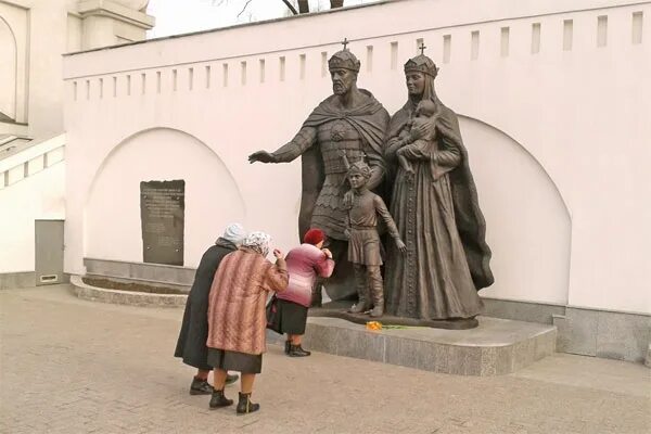 Ефросинья московская сайт. Памятник Евфросинии Московской и Дмитрию Донскому. Ефросинья Московская памятник. Храм Ефросиньи Московской Нахимовский проспект.