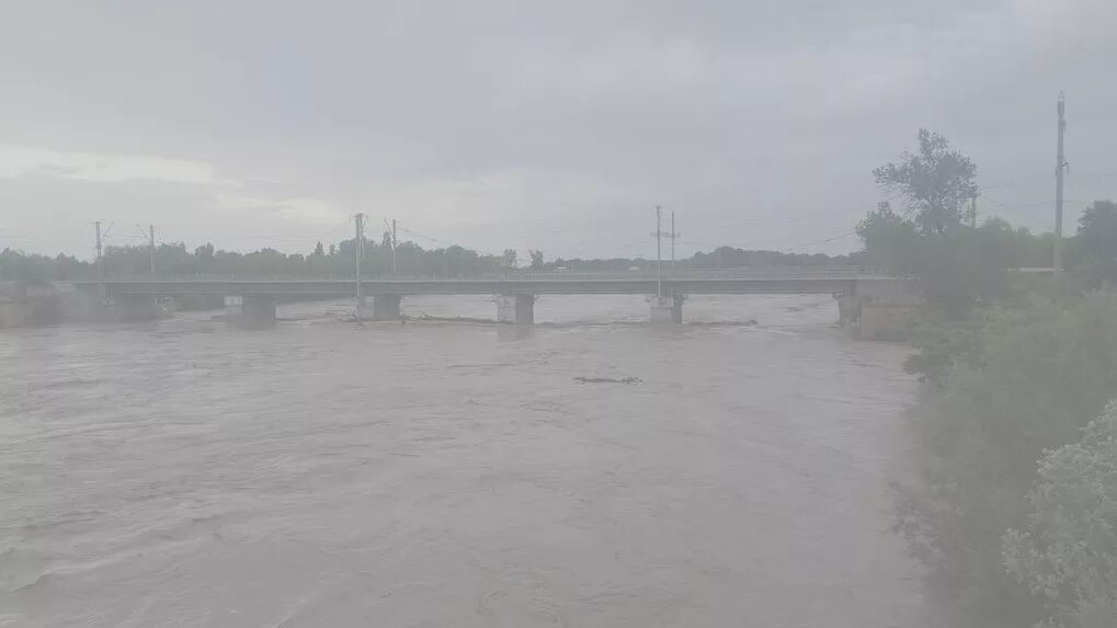 Кубань уровень воды в реке сегодня краснодар. Река Кубань Невинномысск. Река Кубань города Невинномысска. Речка Кубань Невинномысск. Слияние двух рек Кубань и Зеленчук.