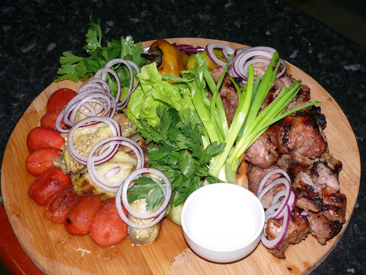 Под шашлык. И шашлычок под коньячок вкусно. шашлычок под коньячок вкусно очень. поднос для шашлыка. шашлык под коньячок вкусно очень.