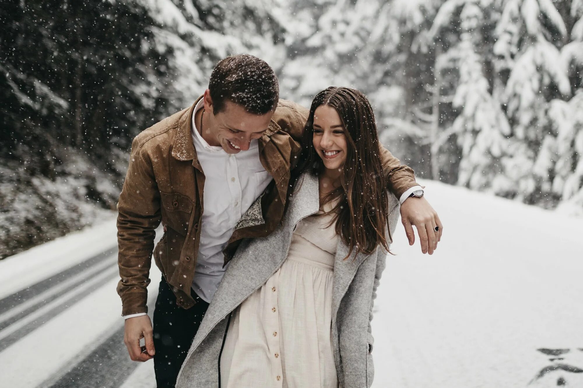 Дуэты снег. Влюбленные зимой. Мужчина и женщина зимой. Парень и девушка зима. Романтика зимой.