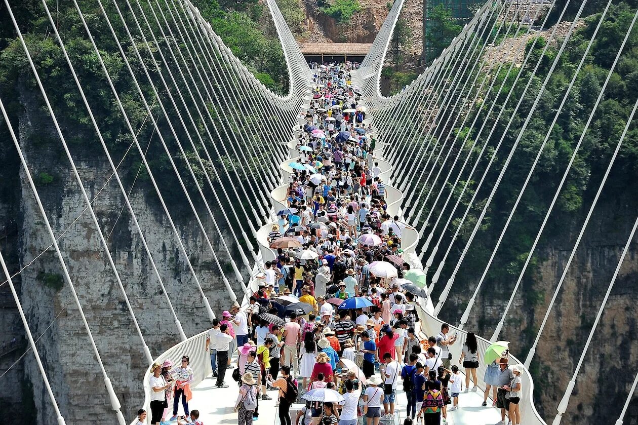 Мост в бездну. Стеклянный мост и Гранд каньон Чжанцзяцзе. Стеклянный мост Чжанцзяцзе, Китай. Гранд каньон Чжанцзяцзе Китай. Чжандзядзе стеклянный мост.