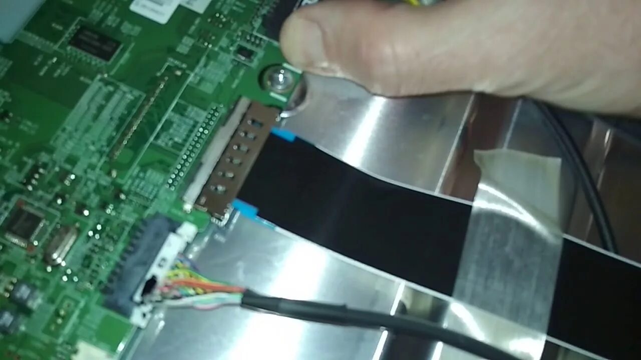 Как убрать шлейф. Шлейф матрицы монитора philips. шлейф матрицы телевизора самсунг. шлейф к материнской плате телевизоров самсунг. шлейф матрицы для тв самсунг.