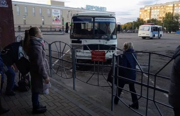 Омский автовокзал телефон. Автовокзал Омск. Автовокзал Омск платформы. Автовокзал Омск автобусы. Старый автовокзал Омск.