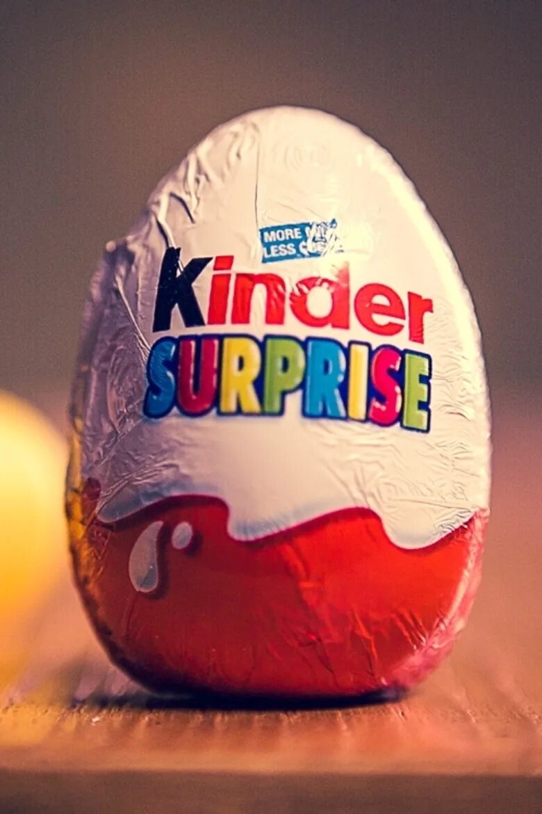 Киндеры в руках. Киндер очень странные дела. Стикеры из сериала очень странные дела. Очень странные дела фигурки одиннадцать. Киндер сюрприз сохры.