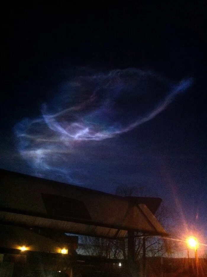 что за свечение в небе было сегодня. свечение в небе 26 декабря в ростовской области. летающие светящиеся объекты. летающий светящийся шар в небе. явления в небе.