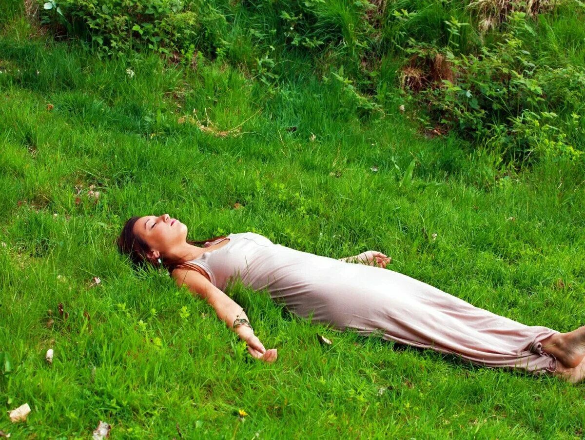 Расслабленность. Медитация расслабление. Расслабление природа. Медитация лежа. Человек лежит на траве.