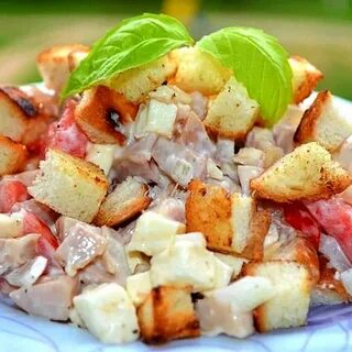 Салат копченая курица помидоры сухарики