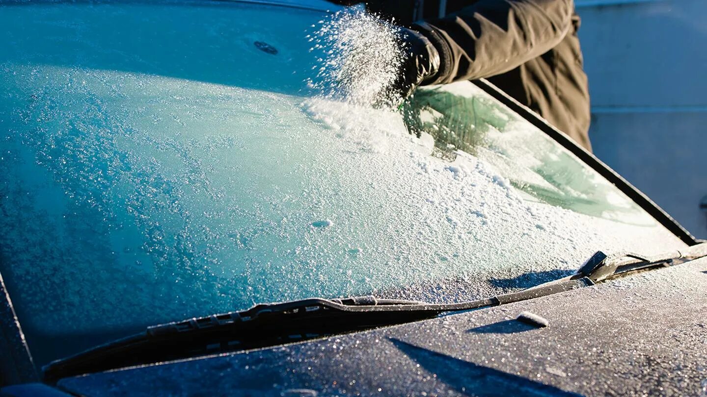 Антилед Грасс 600мл Defroster 110404. Замерзшее лобовое стекло. Наледь на лобовом стекле. Лед на стекле автомобиля.