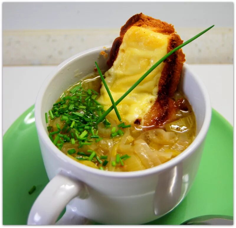 Французский луковый суп с крутонами. Французский луковый суп в голубом стиле. Французские блюда луковый суп. Луковый суп спб. Луковый суп спб.