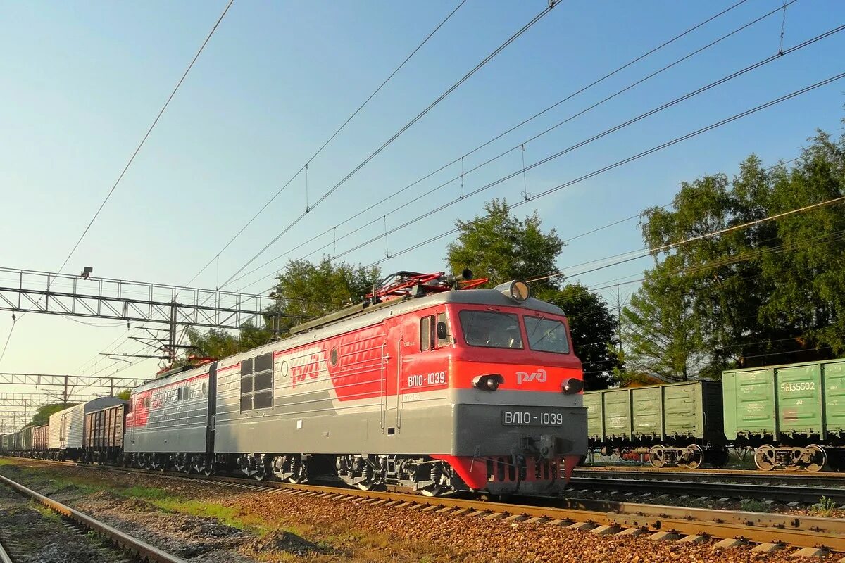 сборный грузовой поезд. сборный поезд. сборный поезд на станции. сборный поезд. сборный поезд.