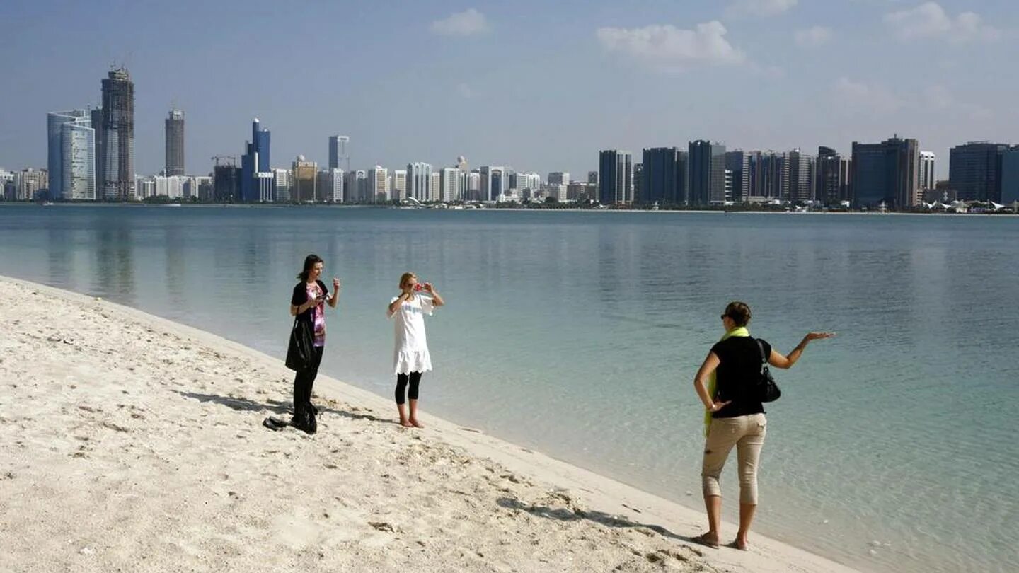 Град в оаэ. Шарджа пляж. Абу Даби туристы. Sharjah пляжи. Абу Даби фото туристов.