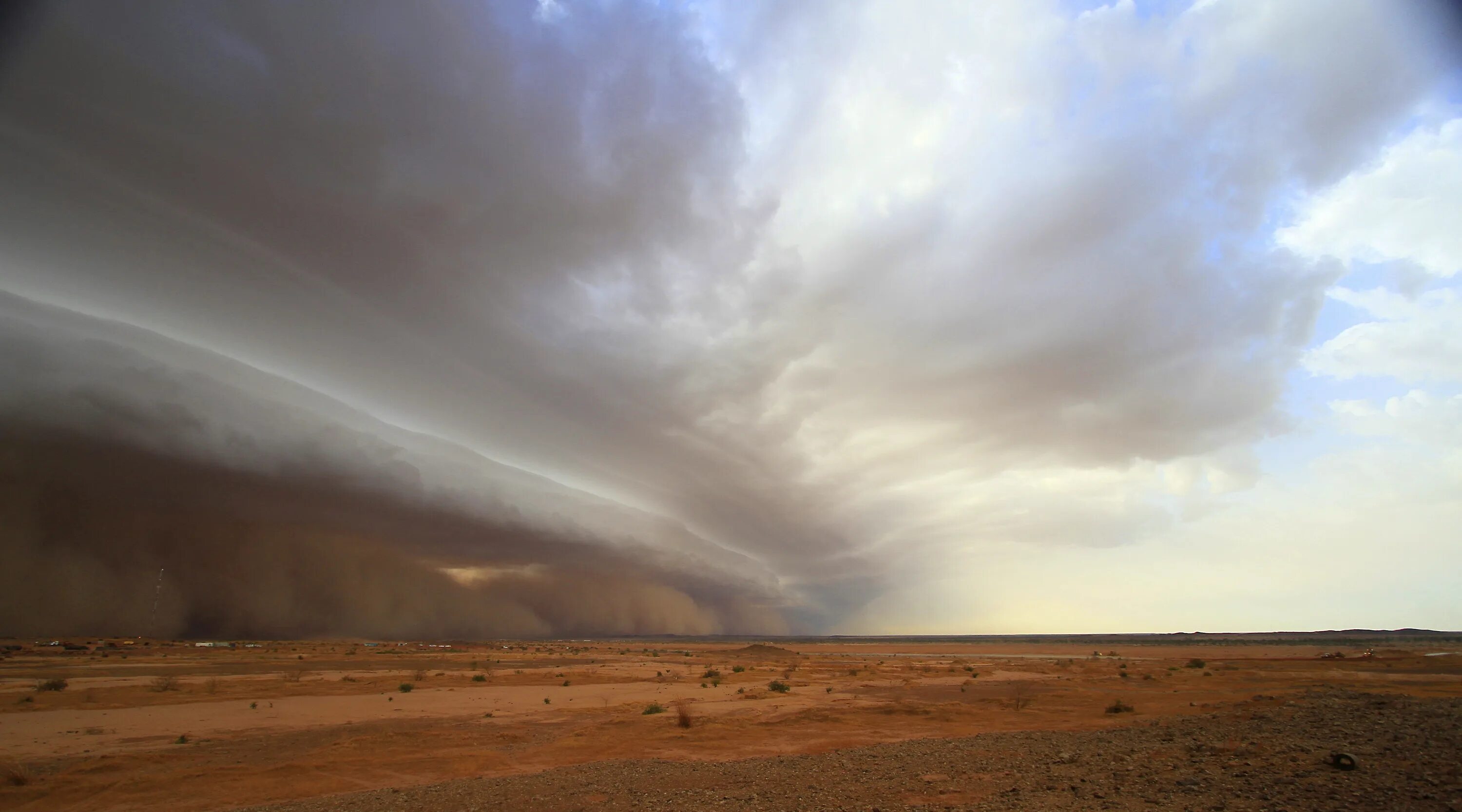 Самые сильные ветры на планете. Самум Песчаная буря. Самум ветер пустыни. Пустыня сахара пыльная буря. Хамсин ветер пустыни.