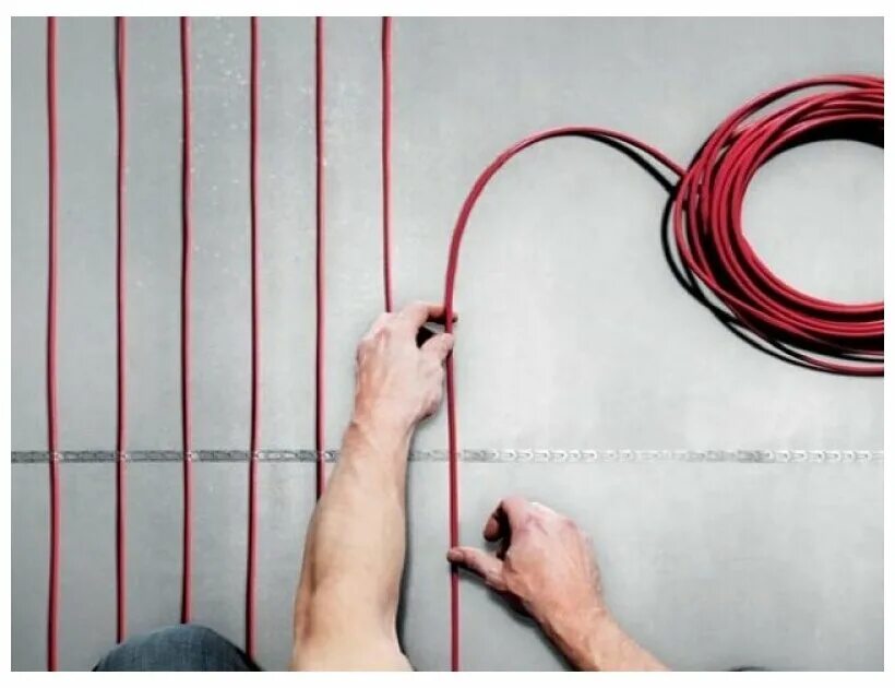 штроба для электропроводки. лампочка на проводе. монтаж электророзеток в квартире. электричество стены. электропроводка в частном доме под штукатурку.