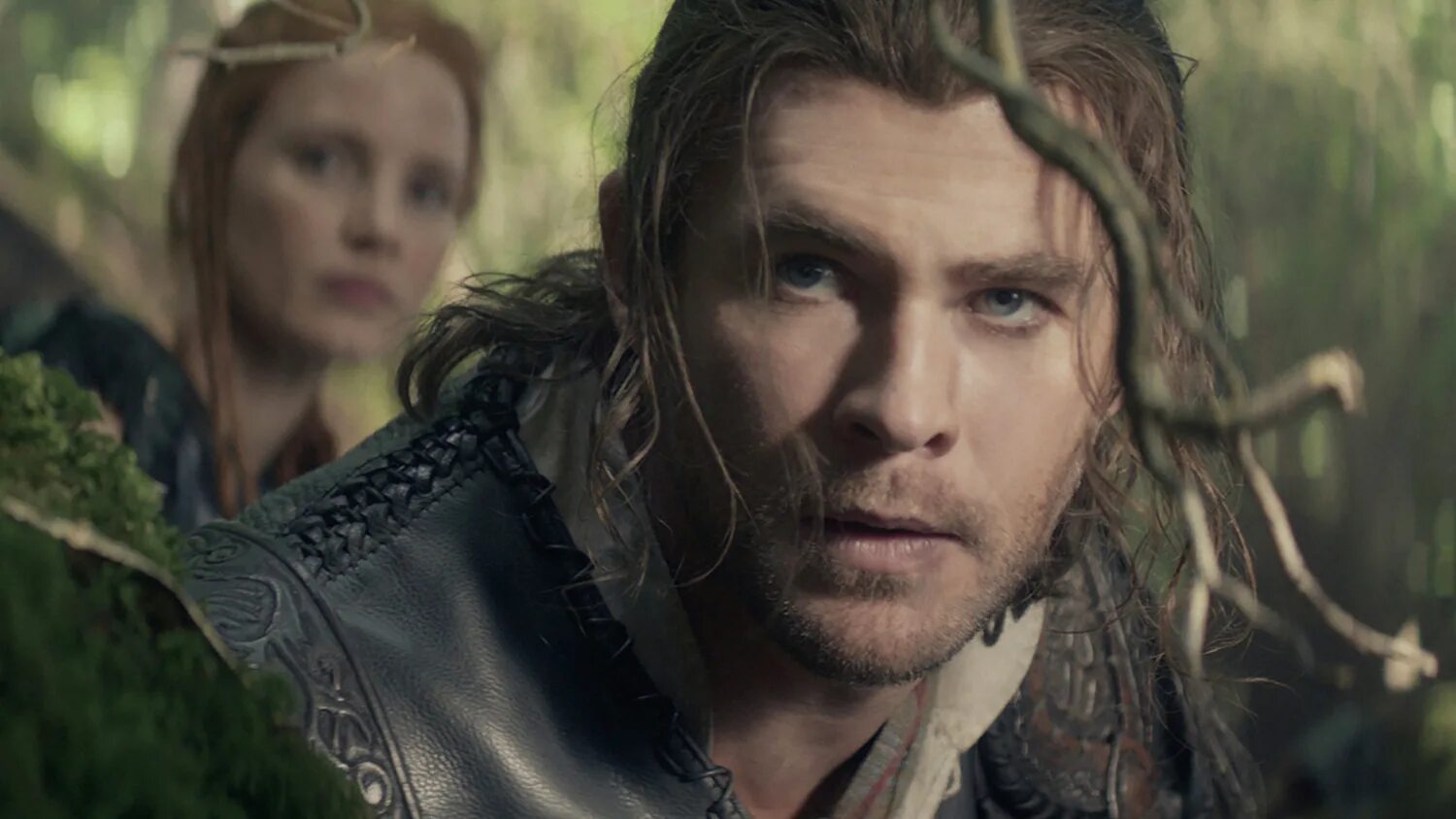 "белоснежка и охотник 2" сша - китай, 2016 г. Белоснежка и охотник в лесу. Он сыграл охотника в белоснежка и охотник. Белоснежка и охотник кристен стюарт и крис хемсворт. Крис хемсворт в фильме белоснежка и охотник.