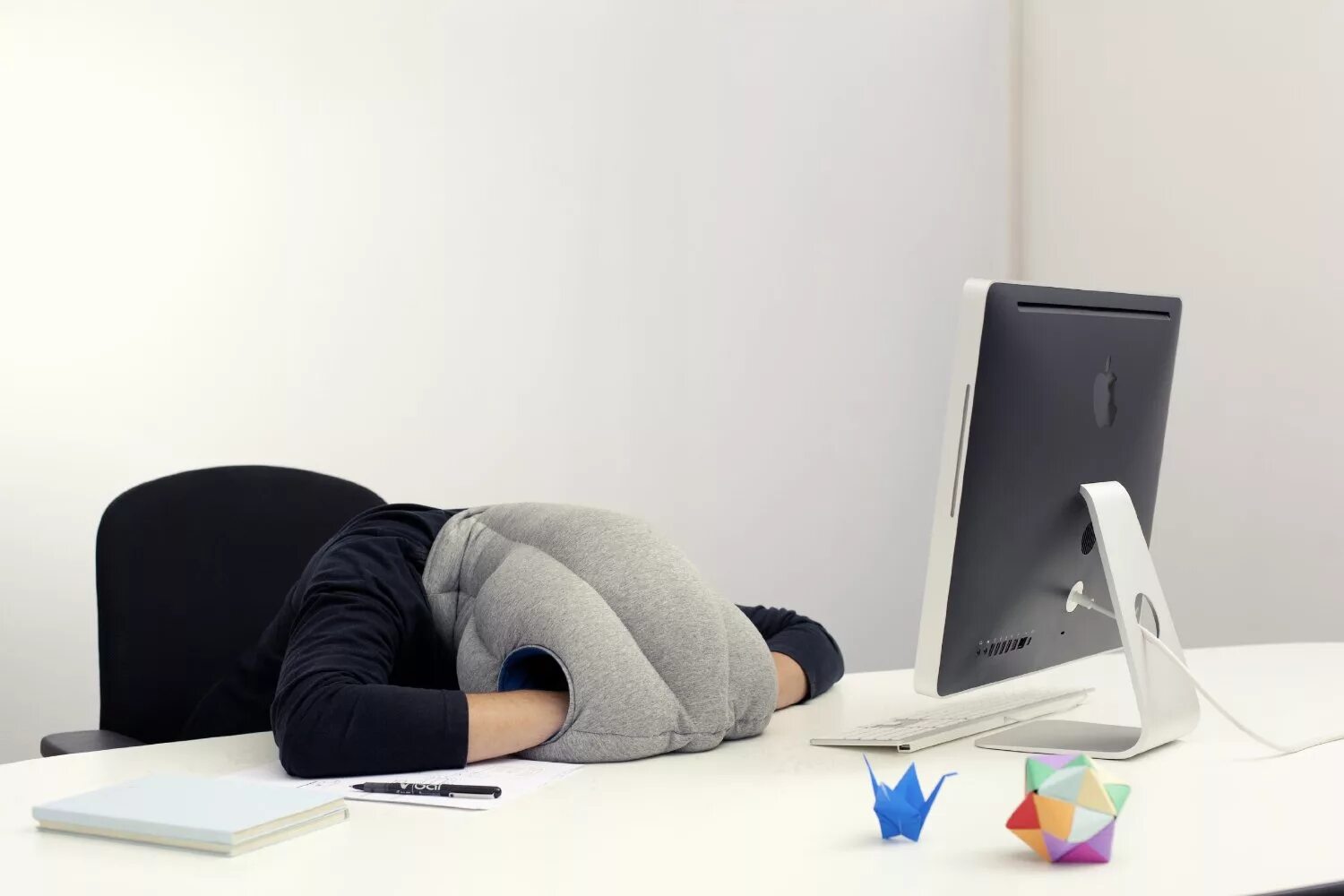 Спать сидеть в телефоне. Подушка-страус Ostrich Pillow. Офисная подушка для сна. Подушка страус для сна.