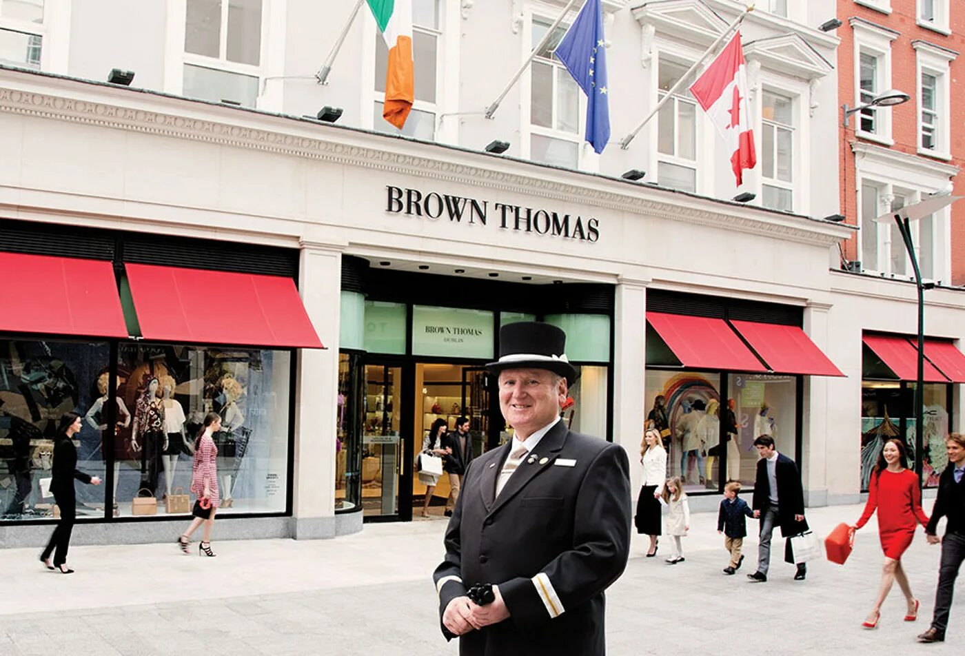 Brown shop. Brown Thomas. Dublin Braun Thomas. Том Браун магазины. Магазин Селфридж в Лондоне сейчас.