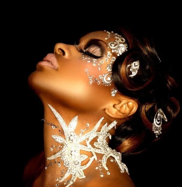 костюм со стразами. красивая девушка в украшениях. девушка в стразах. стразы на лицо. женщина со стразами.