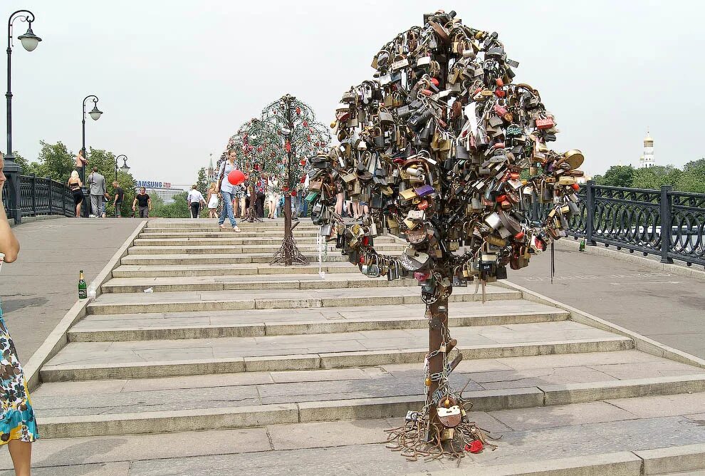 Замок с мостом. Мост с замками влюбленных. Лужковский мост в москве. Деревья с замками в москве. Мост с замками в москве.