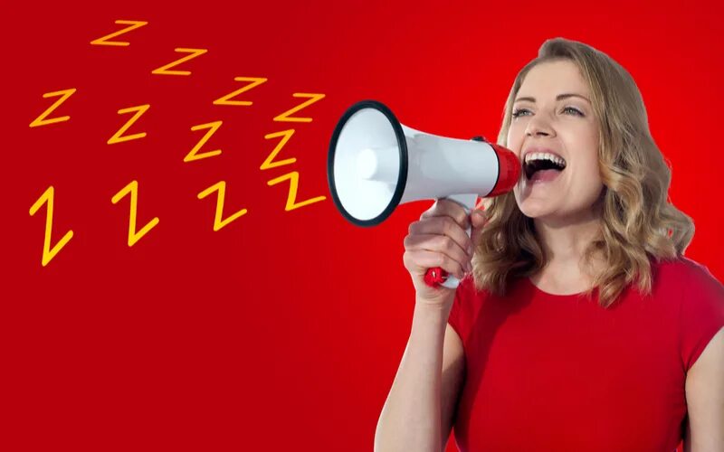 Привычка громко разговаривать. Громко говорит по телефону. Красивая женщина с рупором. Стала громко разговаривать. Кричит в громкоговоритель.