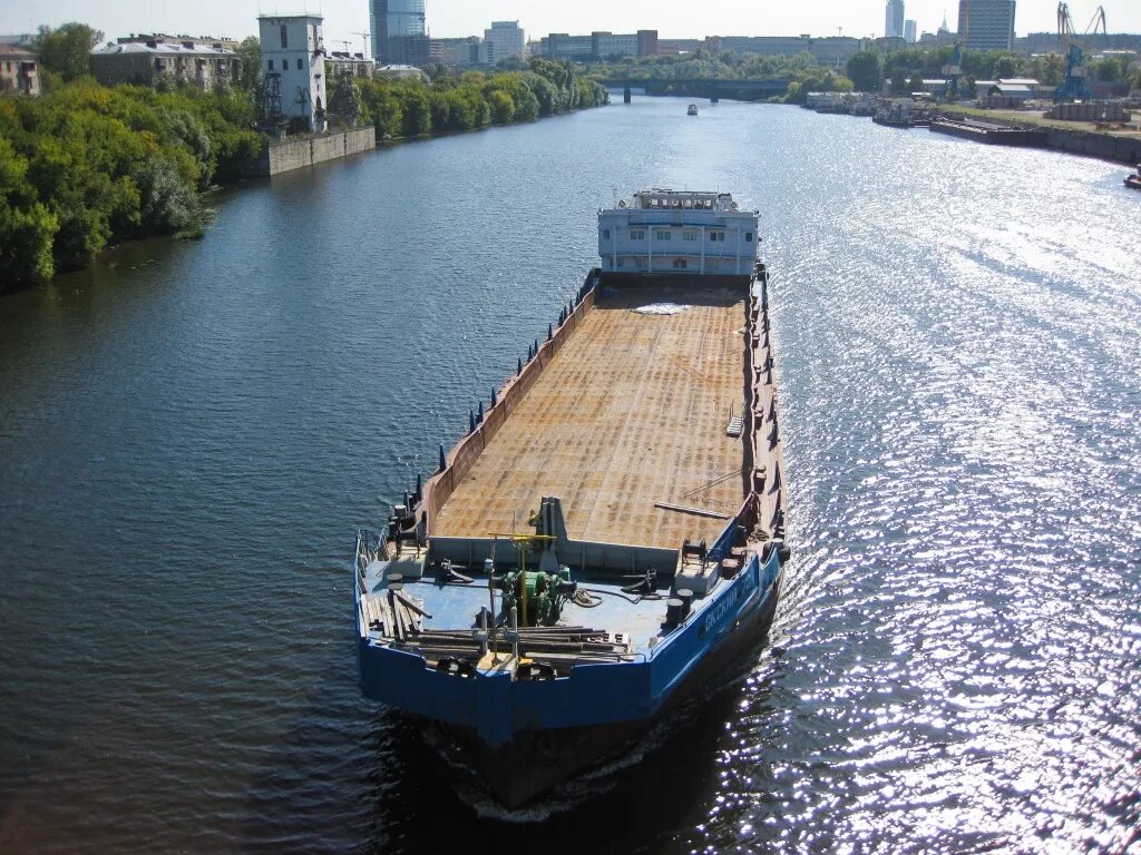 Баржи по реке Волга. Речная баржа. Грузовая баржа. Грузовой Водный транспорт.