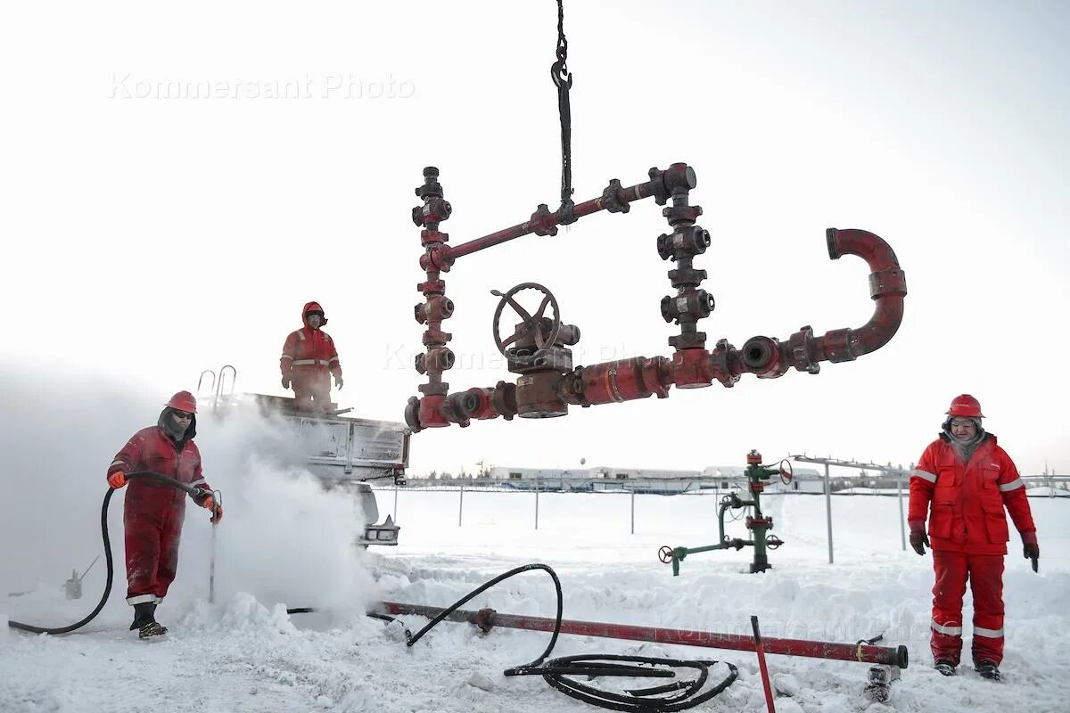 Нефтяные качели зимой.