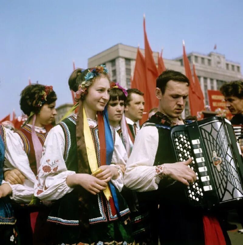 1 мая в советские годы. 1 Мая СССР. 1 Мая в Советском Союзе. Советская демонстрация. Советские парады 1 мая.