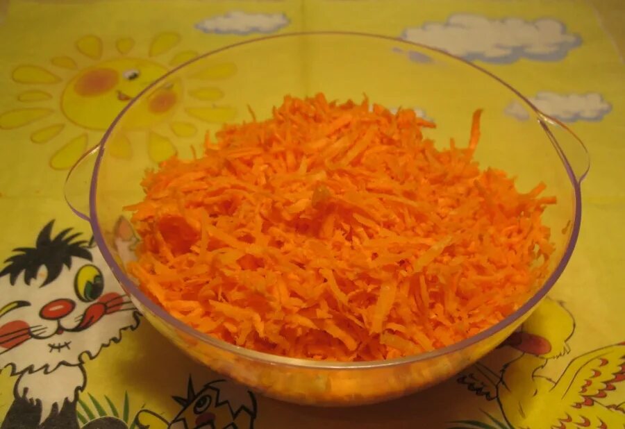 Печёночный салат с морковью и луком. Салат из печени говяжьей с морковью и луком. Печень с морковью. Тесто внутри морковка.