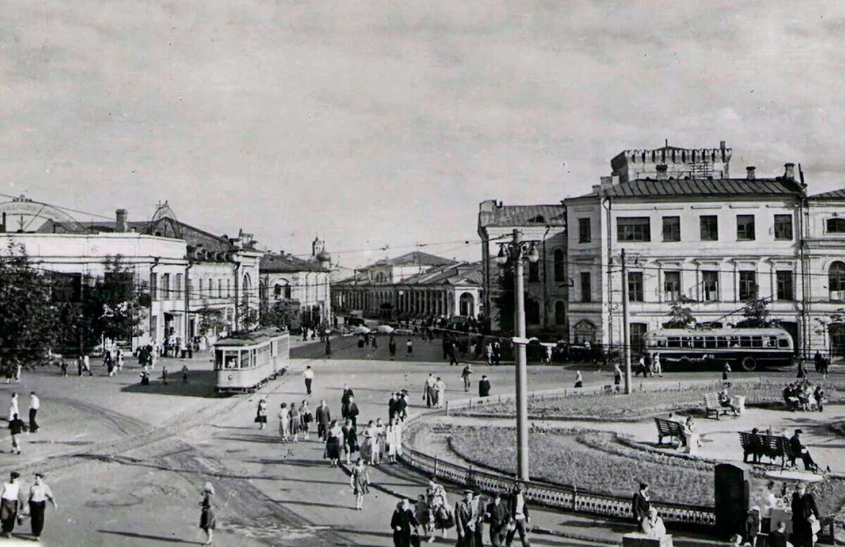 Волковская площадь. Театральная площадь ярославль. Гостиница кокуева ярославль. Ярославль центральная площадь. Театральная площадь ярославль.