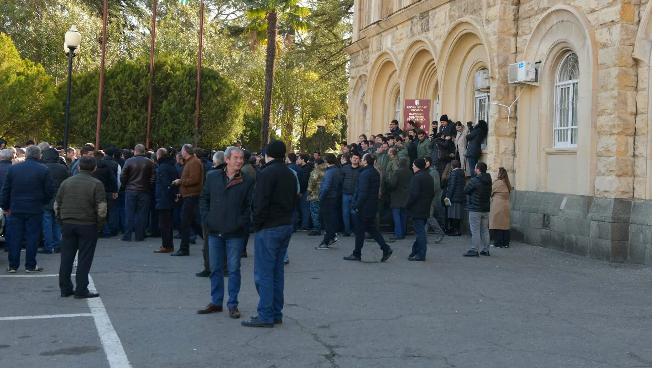 Новости сегодня на рынках последние ситуация. Митинг в Сухуми. Архив митинг в Абхазии. Протесты в Сухуми 1965. Парламент Абхазии.