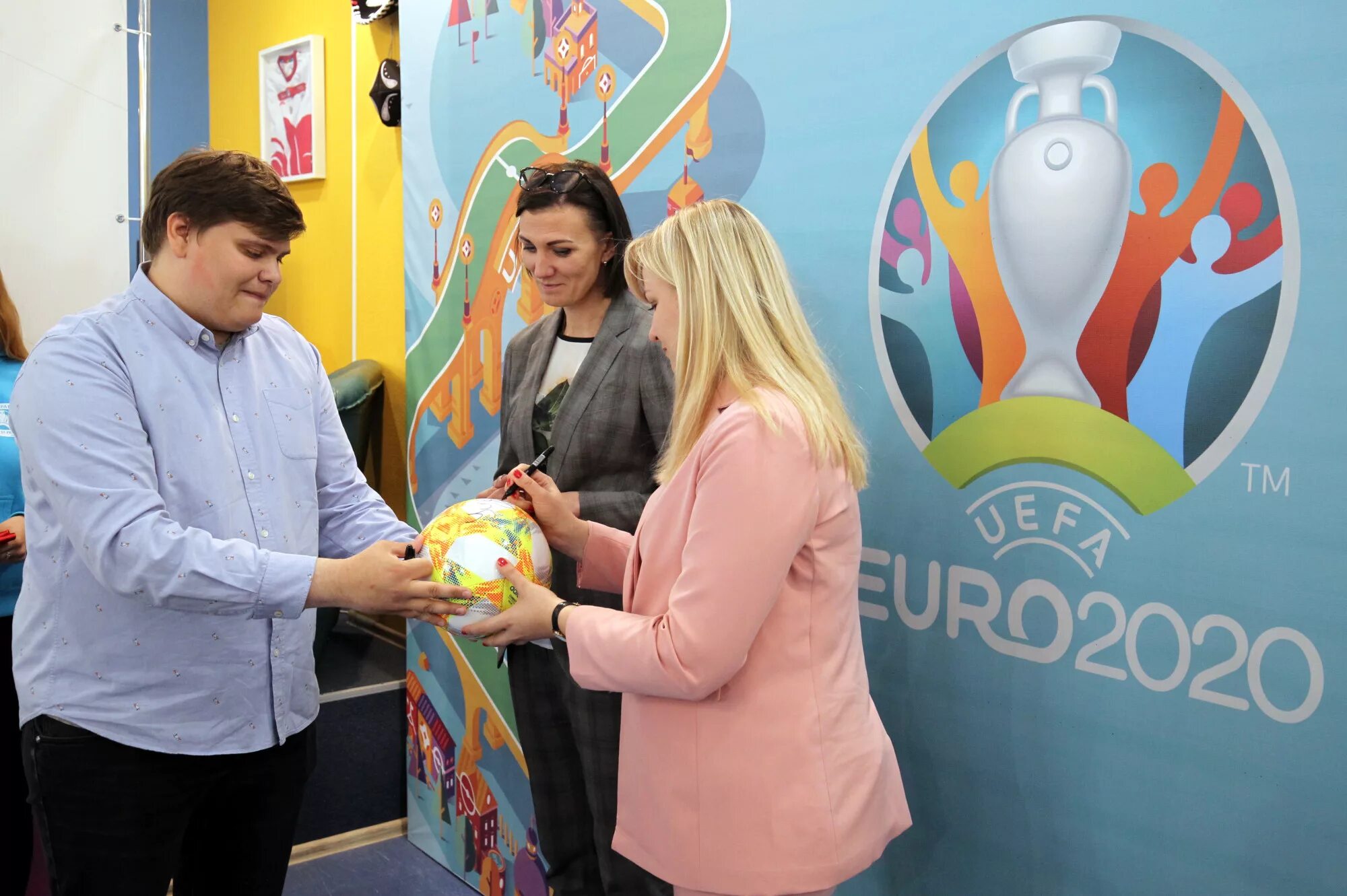 Адидас волонтер. Волонтеры евро 2020 спб. Европейский волонтер. Церемония награждения волонтеров. Форма волонтеров евро 2020 по футболу.