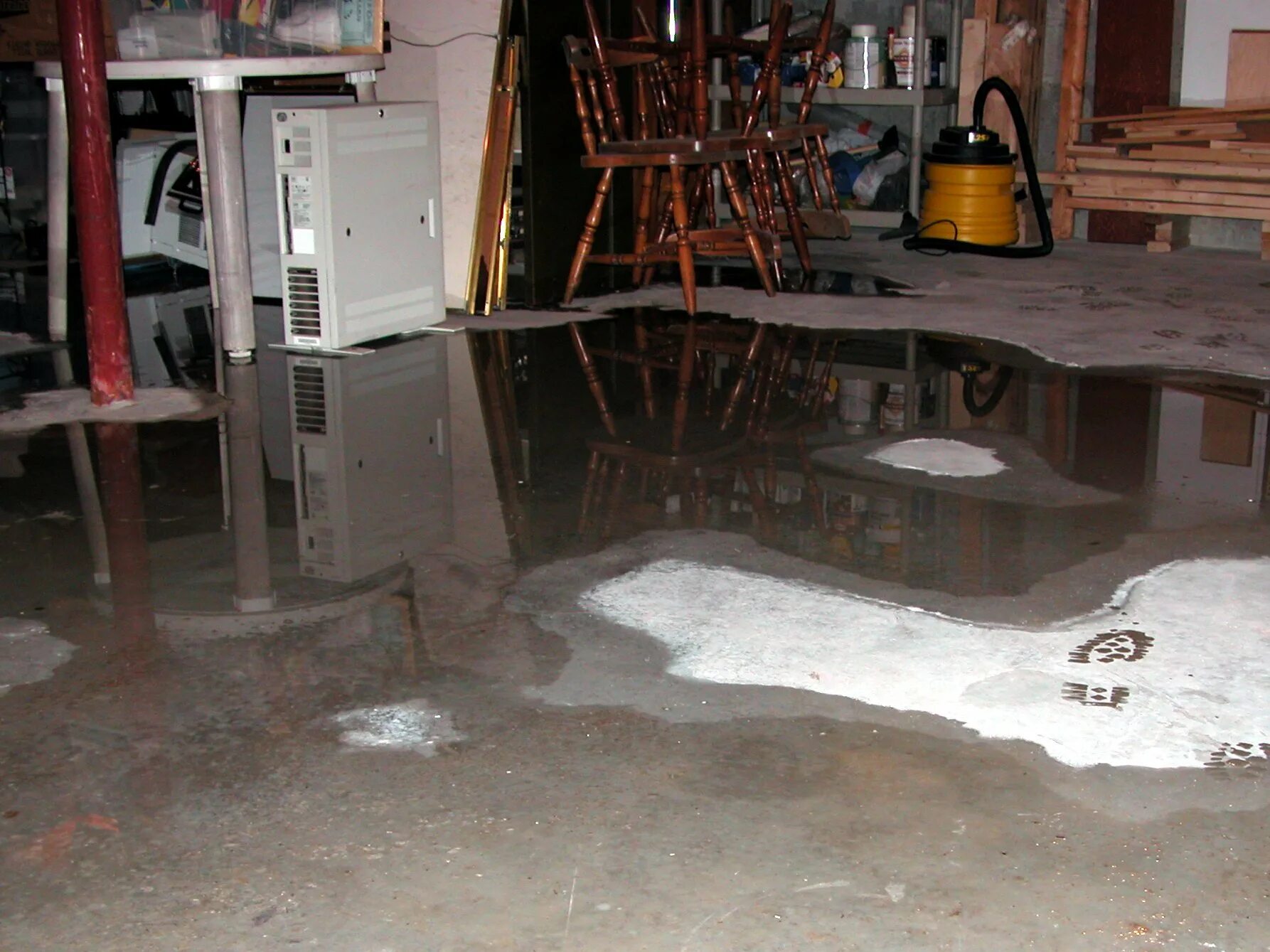 Затапливает подвал в доме. Затопленный подвал многоквартирного дома. flooded basement. flooded floor. hot water flooding.