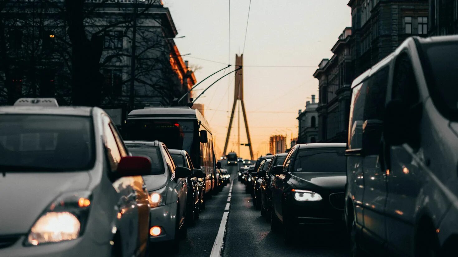 Traffic picture. Автомобильный транспорт. Пробка машин. Поток машин. Много автомобилей на дороге.