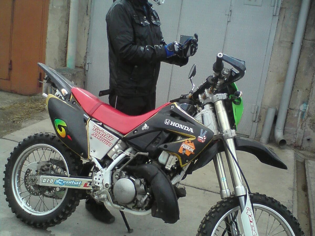 Honda crm 250. Хонда CRM 250. Honda 250 Enduro 1993. Защита Honda CRM 250. Хонда СРМ 250 мк2.