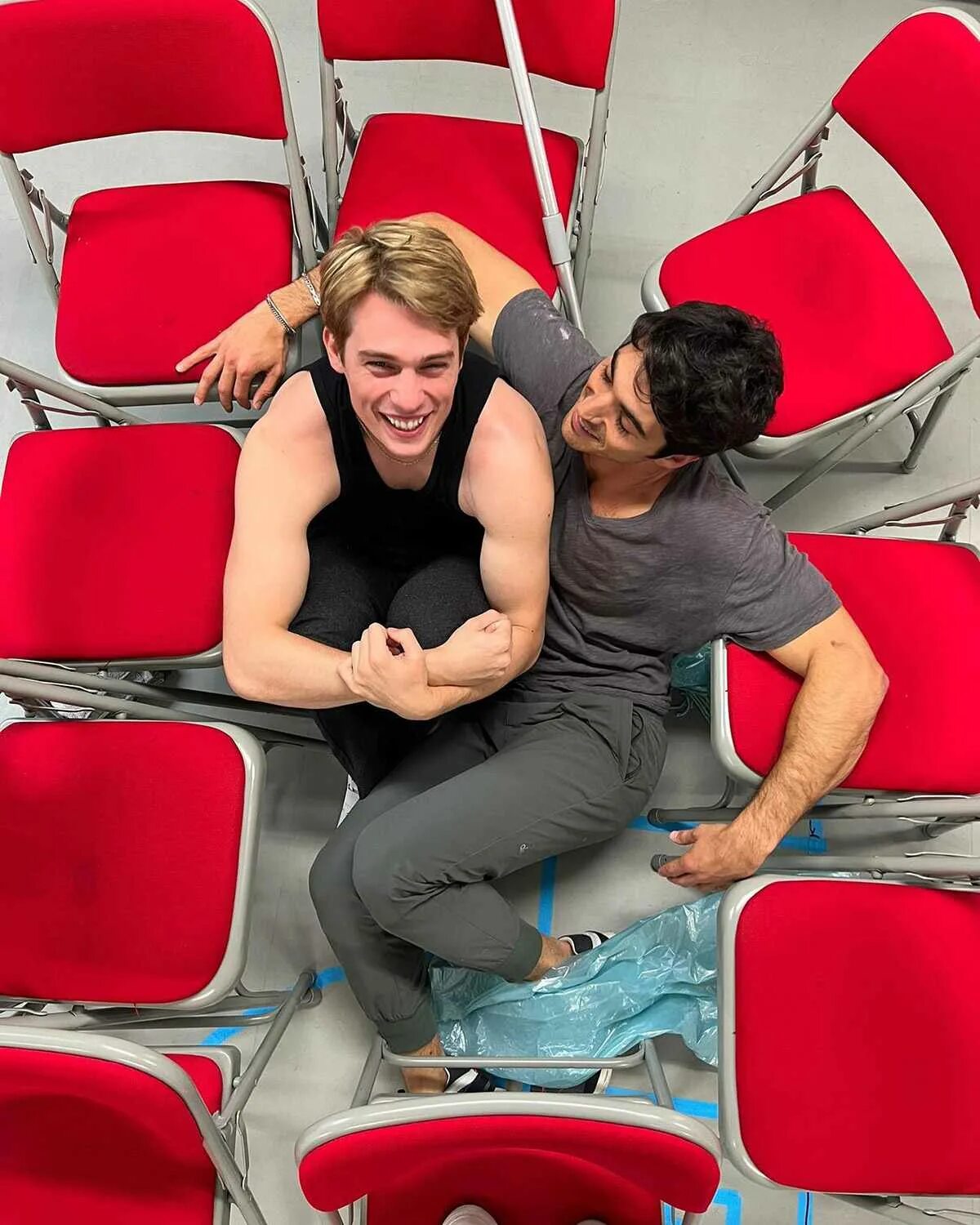 Красный носок фильм. Красный, белый и королевский синий фильм 2023. Колин ферт и тэрон эджертон. Red white and royal blue movie. Red white royal blue 2023.